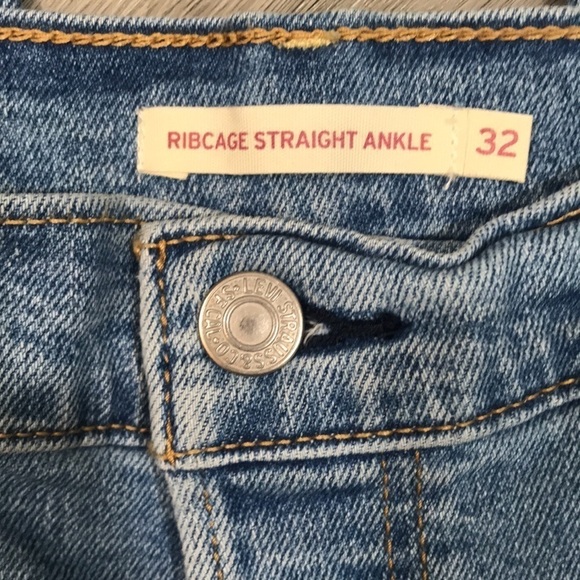 Levi’s size 32 Ribcage Straight Ankle Button Fly Fray Hem Light Wash Jeans - Picture 11 of 15